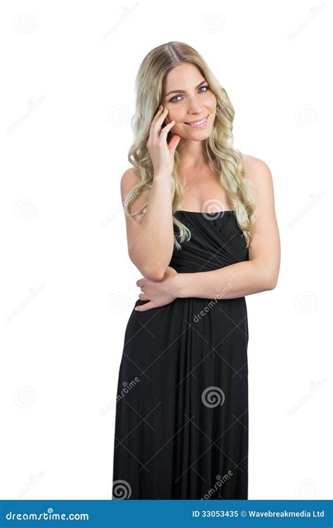 Blonde Attirante Satisfaite Avec La Pose Noire De Robe De Cocktail Image Stock Image Du Soir E