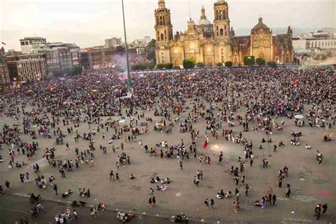 Mujeres Izan Su Propia Bandera Feminista En El Z Calo De Cdmx Ante La