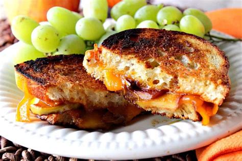 Grilled Cheddar Cheese Sandwich With Caramelized Apple