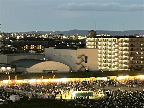 【伊丹市】夏の夜空に浮かび上がるニコちゃん！ 4年ぶりに露店が並ぶ河川敷！ 大盛況で新しいスタートを切った「第43回 いたみ花火大会」当日の