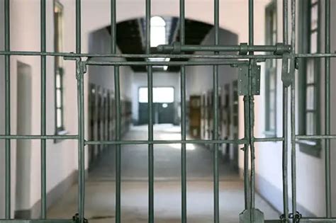 Rivolta Di 15 Detenuti Nel Carcere Piazza Lanza Agenti Presi A Calci