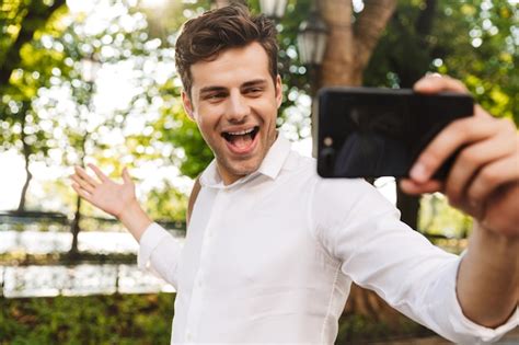 Feliz Joven Empresario Vistiendo Camiseta Tomando Un Selfie Mientras