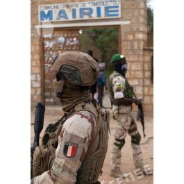 Imagesd Fense Des Soldats Fran Ais Et Maliens S Curisent Les Abords