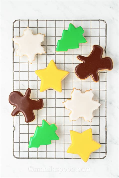 Christmas Sugar Cookies with Easy Icing - Manila Spoon