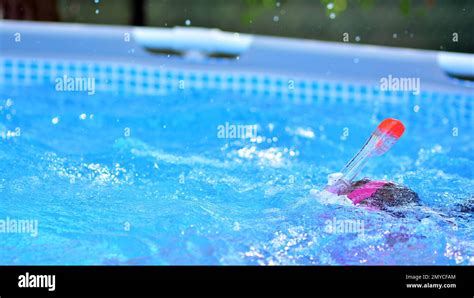 Enfants Plonger Piscine Banque De Photographies Et Dimages à Haute