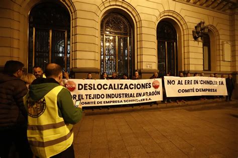 Fotos De Los Trabajadores De Schindler Que Se Concentran En Zaragoza