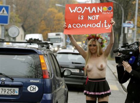 Femen Activists Get Naked To Raise Political Awareness DER SPIEGEL