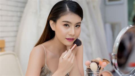 Agar Terlihat Flawless Begini 7 Trik Memakai Makeup Wajah