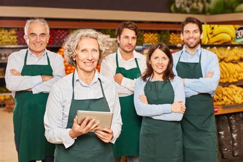 Equipe No Supermercado Com Gerente Da Loja E Salespeople Foto De Stock