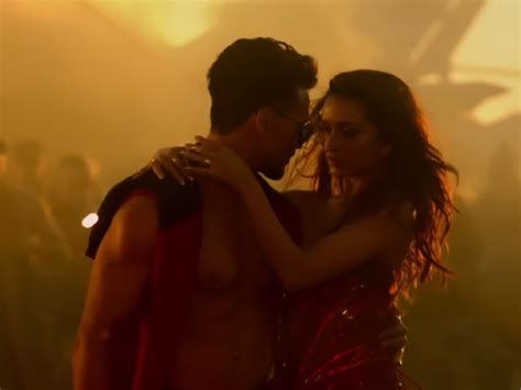 Dus Bahane Tiger Shroff Shraddha Kapoor Flaunt Their Dances Moves