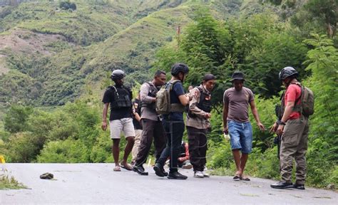 Polisi Olah TKP Lokasi Penembakan 2 Tukang Ojek Di Puncak Jaya Temukan