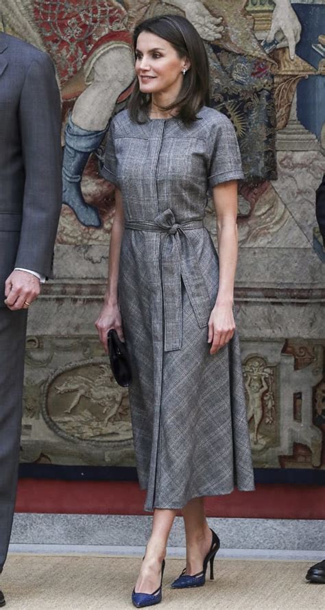 Reina Letizia B Sicos Que Definen Su Estilo De Entretiempo Foto