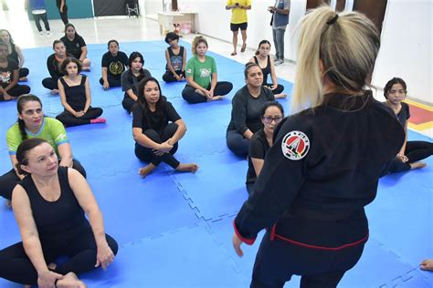 Alunas E Colaboradoras Da Uea Participam De Curso De Defesa Pessoal Feminina