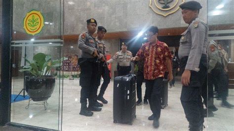 Geledah Kantor Kementan Hampir Jam Penyidik Kpk Bawa Koper Diduga