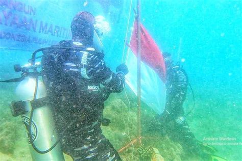 TNI AL Saumlaki Sukses Kibarkan Bendera Merah Putih Di Bawah Laut