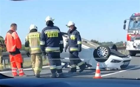 Groźny wypadek na autostradzie A4 Samochód dachował Zablokowany pas w