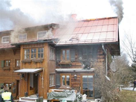 Gef Hrliche Hausaufgabe Sch Ler Setzt Haus In Brand