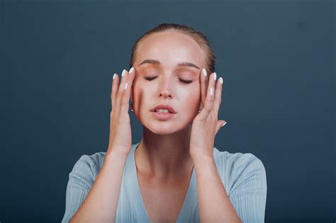 Retrato De Cabello Rubio De Joven Milenaria Haciendo Cara Yoga Auto