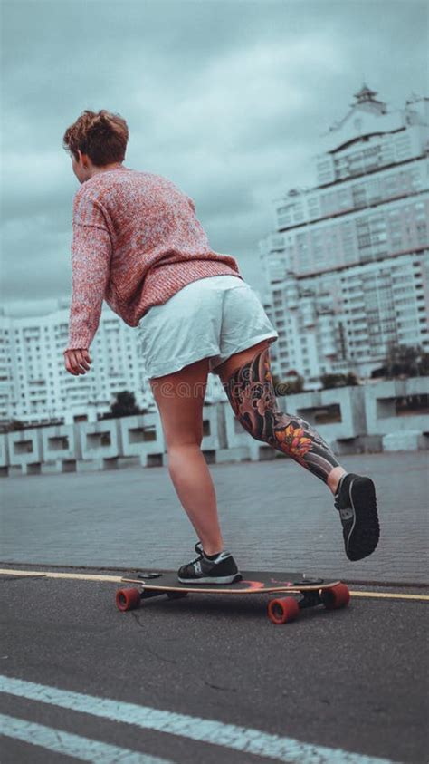 Belle Jeune Fille Avec Des Tatouages Avec Le Longboard Image Stock