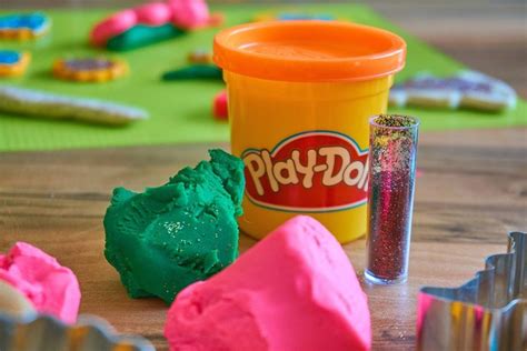 Membentuk Kecerdasan Emosional Si Kecil Lewat Play Dough