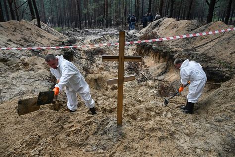 UE quer tribunal para crimes de guerra após descoberta de valas comuns