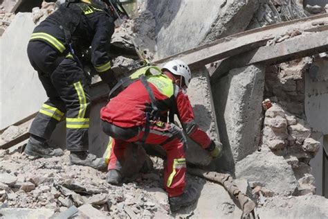 Nach Hauseinsturz In D Sseldorf Feuerwehr Birgt Leichen