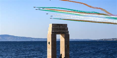 Le Frecce Tricolori Colorano Il Cielo Di Reggio Calabria Una Giornata