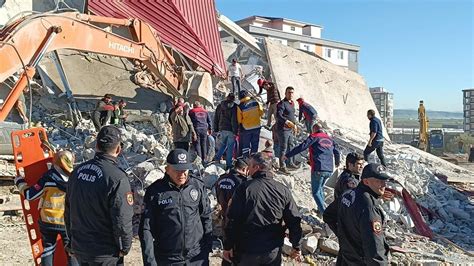 Kahramanmaraş ta Hasarlı Bina Çöktü Operatör Enkaz Altında Kaldı