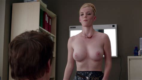 Betty Gilpin nude pics página 2