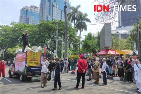 Demo Tolak Harga BBM Naik Massa Padati Patung Kuda