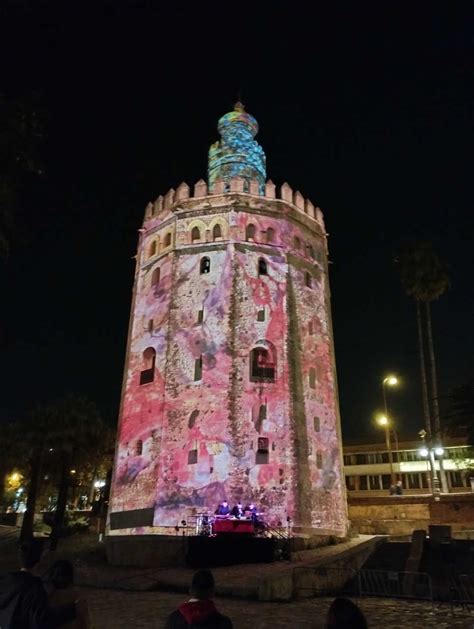 El Fem S Inunda De Color Y M Sica La Torre Del Oro Con El