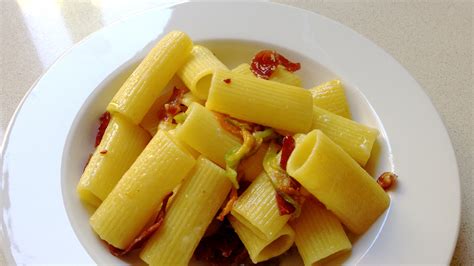 Rigatoni Amb Flors De Carbass La Pasta Per Als Catalans