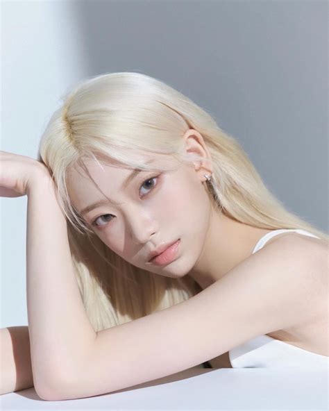 YOONSEO IM Yooxseo Instagram Photos And Videos Blonde Hair Korean Blonde Asian Playing