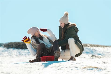 Familie hat Spaß im Winter Kostenlose Foto