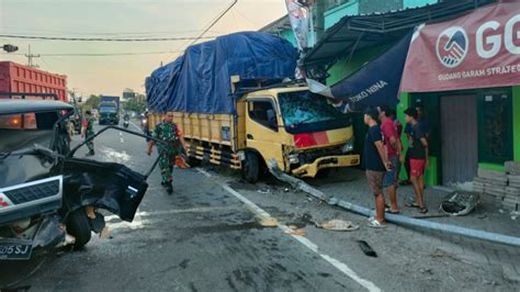 Kecelakaan Beruntun Antara Truk Pick Up Dan Xenia Di Madiun Tewaskan