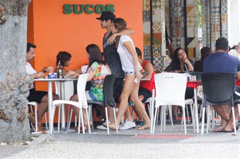 Caio Castro e Grazi Massafera são flagrados abraçadinhos durante passeio