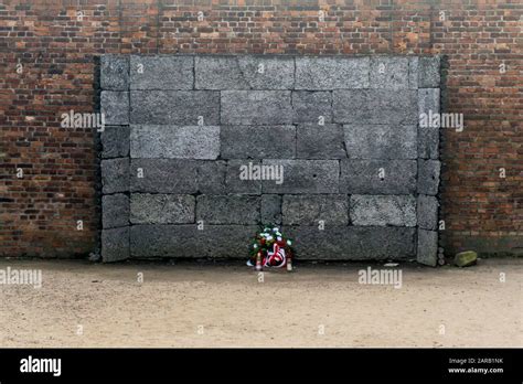 Muro de la muerte en el patio de ejecución del campo de concentración