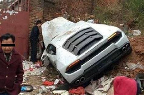 Lamborghini Huracan Ditemukan Di Atas Tumpukan Sampah Rusak Atau