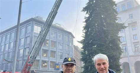 Varese Si Addobba Lalbero Di Piazza Monte Grappa Galimberti E Gi