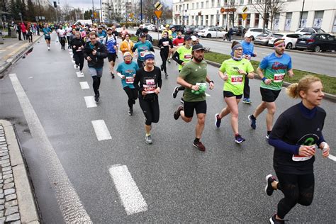 Bieg Na Pi Tk Warszawa Tysi Ce Biegaczy Na Ulicach Stolicy