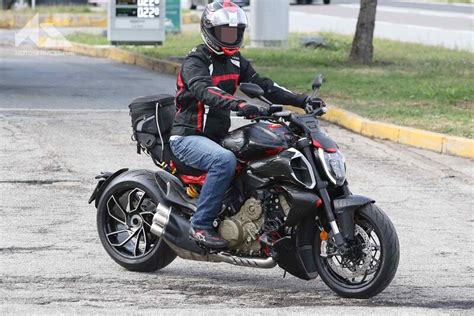 La Diavel En V4 Ducati Diabolise Encore Plus Son Powercruiser