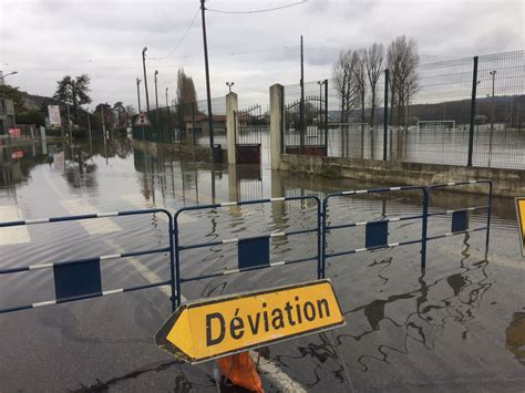 Rh Ne Mont E Des Eaux De La Sa Ne La Rd Coup E Entre Neuville Et