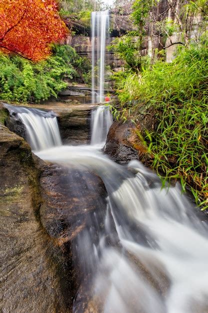 La Hermosa Cascada En El Bosque Profundo Durante La Temporada De