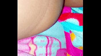 Tocándome en silencio para que mis papás no escuchen pero quería gemir delicioso XVIDEOS