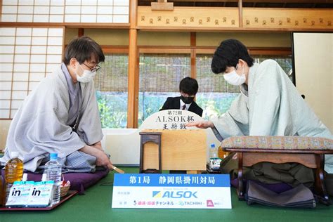 指し手を進める藤井王将（右）と羽生九段 ― スポニチ Sponichi Annex 芸能