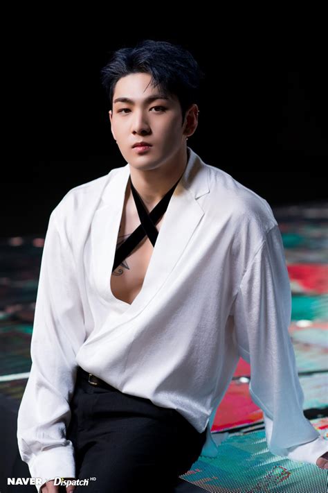 Top 10 idol nam KPOP khiến cộng đồng gay phát cuồng yêu thích nhất