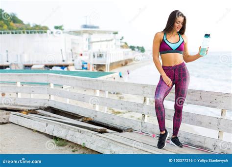 Mujer Que Se Resuelve En La Playa Foto De Archivo Imagen De Deporte