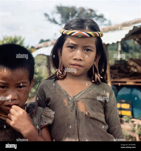 Una fotografía en color vintage tomada en febrero de 1965 mostrando a