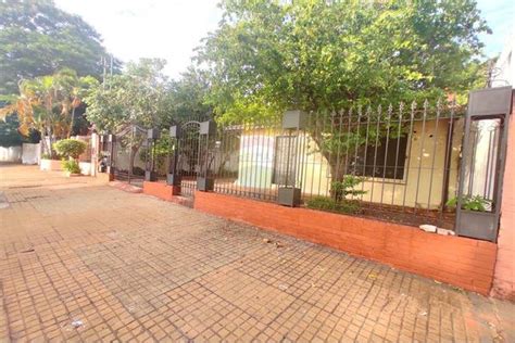 Amplia Casa con Excelente Ubicación Ref P3F898 infocasas py