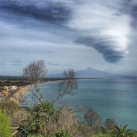 Lo Straordinario Spettacolo Delle Nubi Lenticolari Ad Est Dell Etna Foto